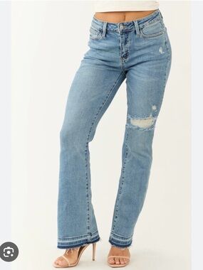 Express mid rise ‘70s flare ripped raw hem jeans size 8S NWT!